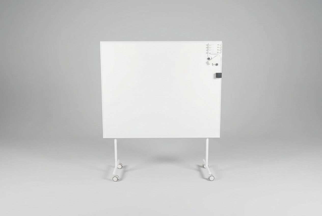 Mobilt whiteboard på hjul med stålkeramisk skriveoverflade og hvidt stel, 150 x 120 cm, set forfra.